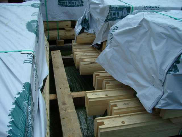 Das Material wird auf der Baustelle verteilt. Lagerung der Balken